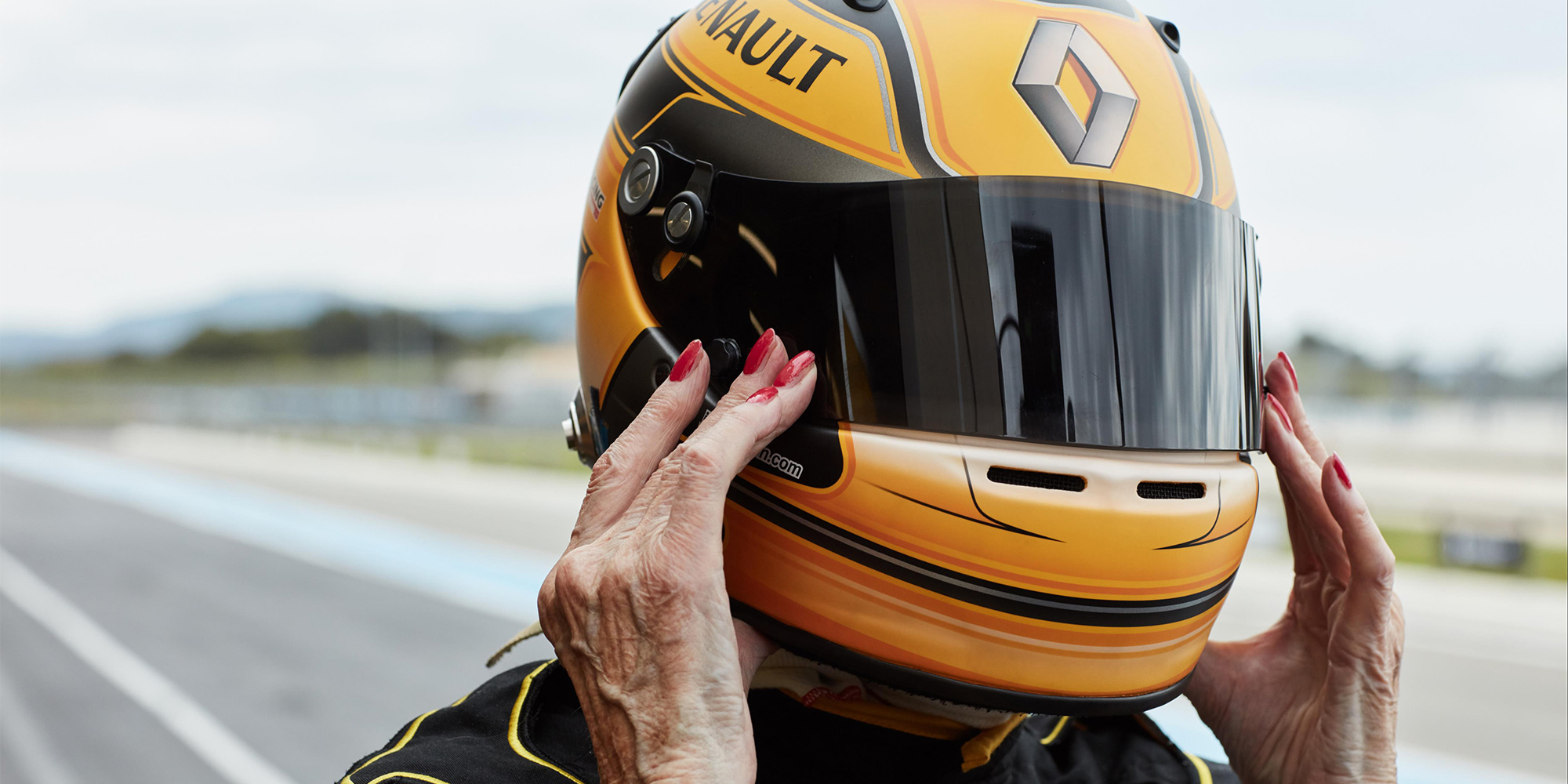 79-Jährige auf Testfahrt im F1-Rennwagen