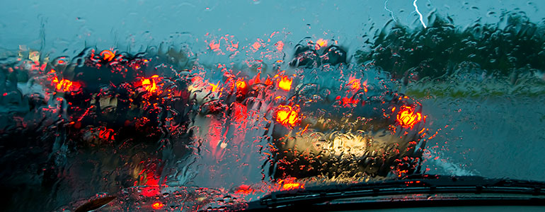 In Regen Auf Der Straße Fahren, Blick Aus Dem Auto Fenster
