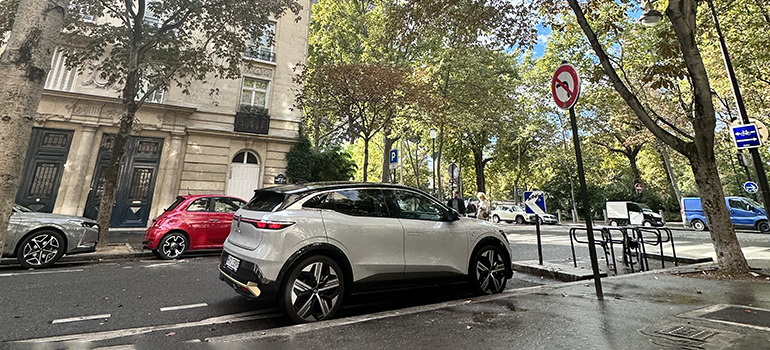 Renault Megane E-Tech 100% elektrisch als Begleiter bei der Fashion Week Paris