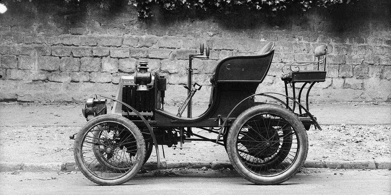Am Abend des 24. Dezember 1898 startet Louis Renault in Paris mit dem Prototyp „Voiturette“ zur Testfahrt.