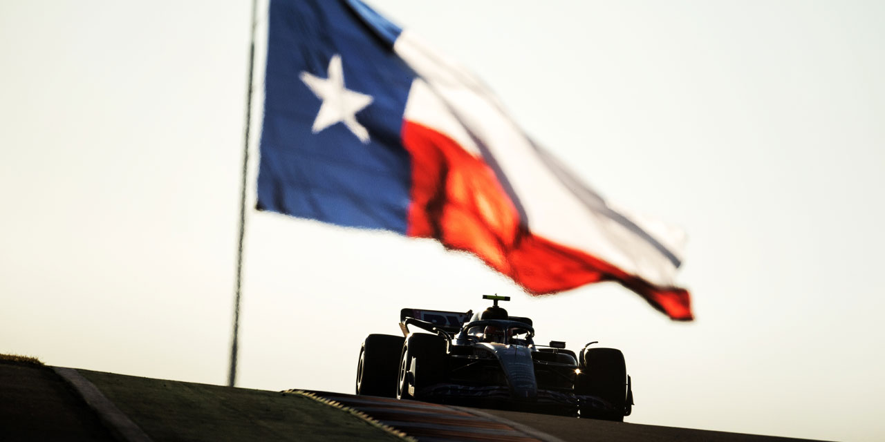 Alpine F1 Auto vor Texanischer Flagge