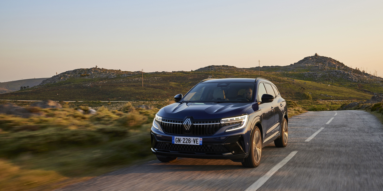 Renault Espace auf Straße im Sonnenuntergang