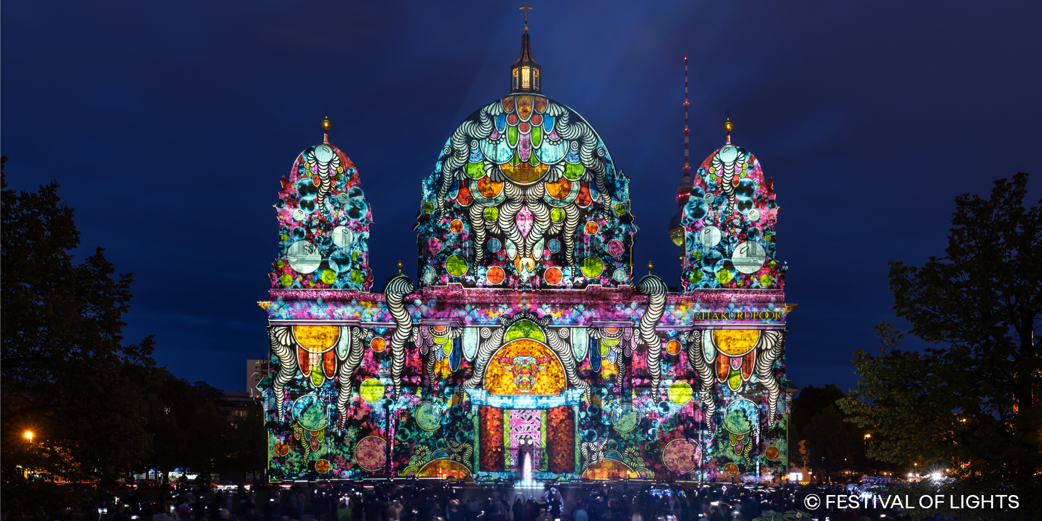 Berliner Dom in bunten Farben angestrahlt