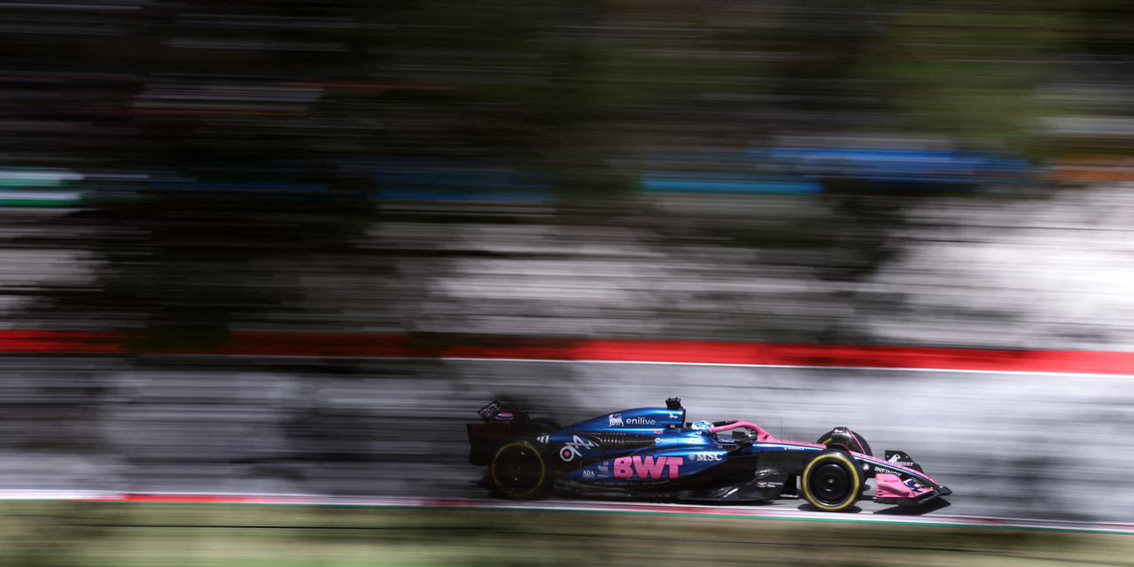 Formel 1 Auto durch Bäume